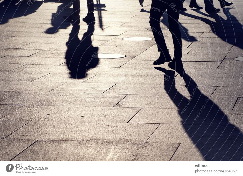 Menschen treffen Schatten Menschengruppe Stadtleben Platz Fußgänger Fußgängerzone gehen laufen Stadtbummel Beine Einkaufspassage Spaziergang Schattenspiel