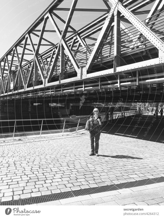 für einen Tag Touristin Tourismus Brücke Hamburg Hafencity Schwarzweißfoto Turban posierend Fotografie Architektur Hafenstadt Bauwerk Sehenswürdigkeit