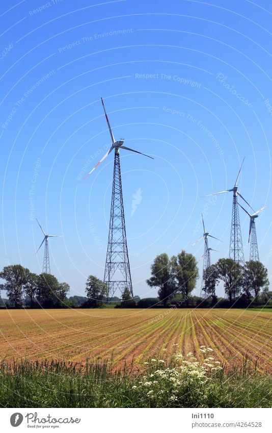 Windräder mit Gittermasten Windkraft Windpark Windenergie Umwelt Rotor Rotorblätter Windrad Stahlträger erneuerbare Energie Stahlmast Stahlkonstruktionen