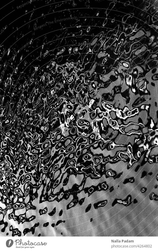 Wasser und Licht analog Analogfoto sw Schwarzweißfoto Wellen Chaos Flecken Außenaufnahme Natur schwarzweiß nass Reflexion