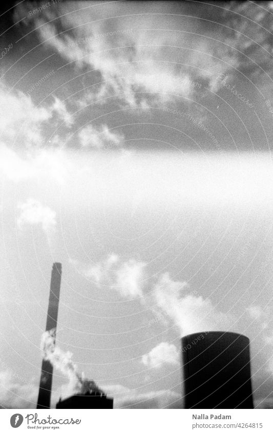 Kraftwerk Herne analog Analogfoto sw schwarzweiß Schwarzweißfoto Schornstein Kühlturm Himmel Wolken Energie Kohlendioxid CO2 Emission Klima Ausstoß Höhe