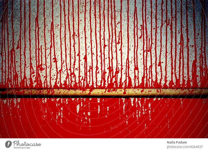 Rot fließt über die Wand Farbe Straße analog Analogfoto Farbbild Verlauf Stadt Architektur Außenaufnahme menschenleer Tag Linie trocken Farbverlauf Bewegung