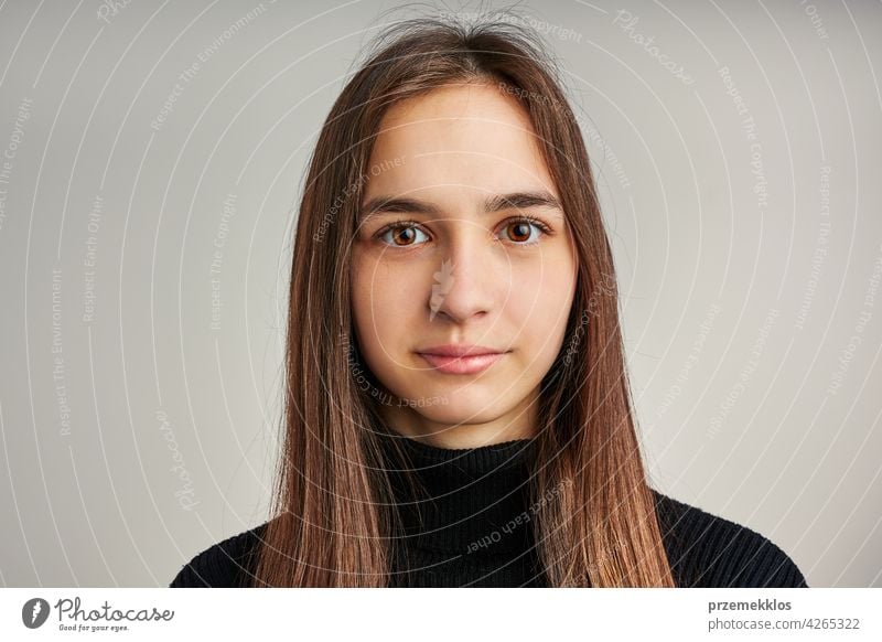 Porträt einer jungen Frau. Klassisches Porträt in positiver Stimmung, schönes Modell posiert im Studio über flachen Hintergrund Kopfschuss Person Teenager