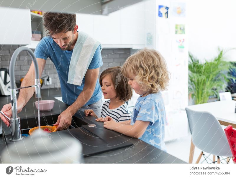 Kinder helfen Vater in der Küche Familie Menschen Sohn Junge Glück Lifestyle Lächeln Fröhlichkeit Spaß heiter Zusammensein Nachkommen genießend heimwärts Haus