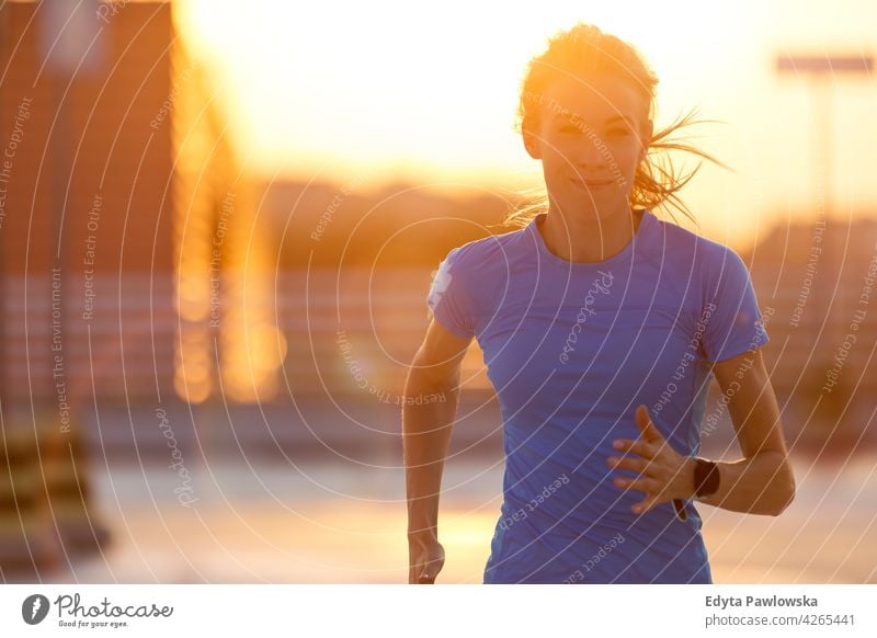 Läuferin in einem städtischen Gebiet Energie trainiert. Fitness Sport Aktivität Vitalität Körper Turnkleidung Training anstrengen beweglich Flexibilität urban