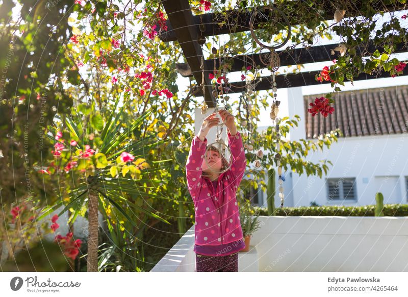 Porträt eines im Garten spielenden Kindes, Andalusien, Spanien Spielen Menschen junges Mädchen Kinder Zusammensein Fröhlichkeit Glück spielerisch Familie