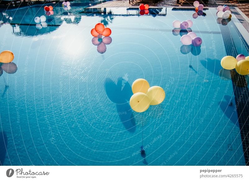 Luftballons in einem Schwimmingpool luftballons einladung Feste & Feiern Farbfoto Freude Dekoration & Verzierung Fröhlichkeit Party Geburtstag Veranstaltung