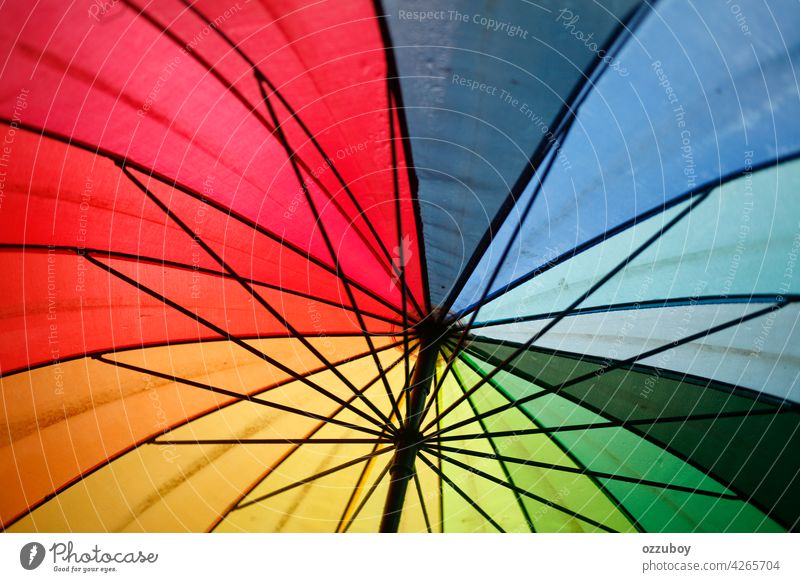 Nahaufnahme eines Regenschirms Regenbogen blau Farbe Schutz Sonne Natur Hintergrund Sicherheit Wetter Sonnenschirm farbenfroh gelb Herbst Frühling bunt offen