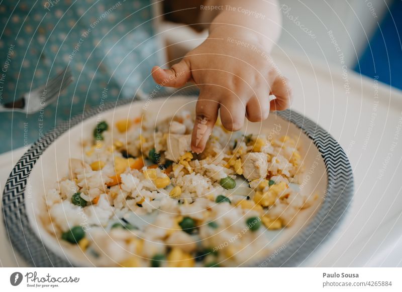 Kind isst mit den Händen Kindheit Neugier Essen essen Lebensmittel Menschen Junge Farbfoto Ernährung Spaß Glück Kaukasier Lifestyle jung Porträt Snack Lächeln