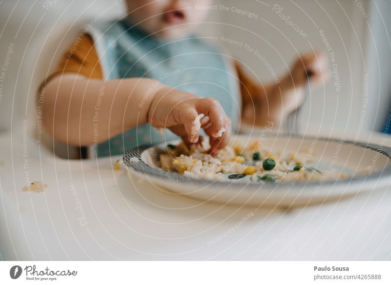 Kind isst mit den Händen Kindheit Essen Ernährung authentisch Gesundheit frisch Lifestyle Gesunde Ernährung Mensch Kleinkind Farbfoto Lebensmittel 1-3 Jahre