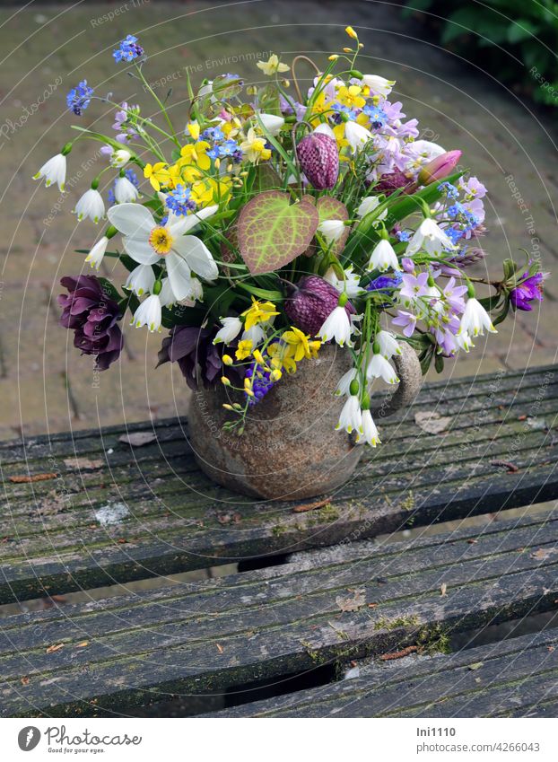 erster Frühlingsstrauß aus dem Garten Blumenstrauß Tonvase Blumenvase Töpfervase Schnittblumen Schachbrettblume Dichternarzisse Minitulpe Wiesenschaumkraut