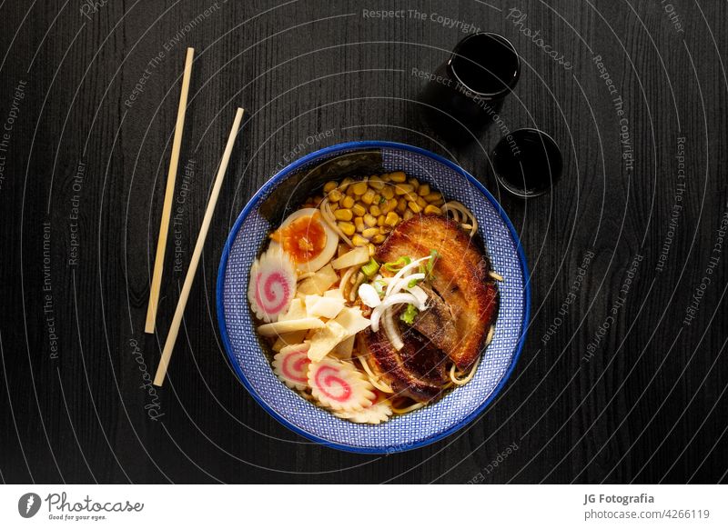 Japanische Miso-Ramen-Suppe auf dunklem Hintergrund von oben gesehen. Japanische Nudeln. Zwiebel Beton Lebensmittel asiatisch Sojasauce Schalen & Schüsseln