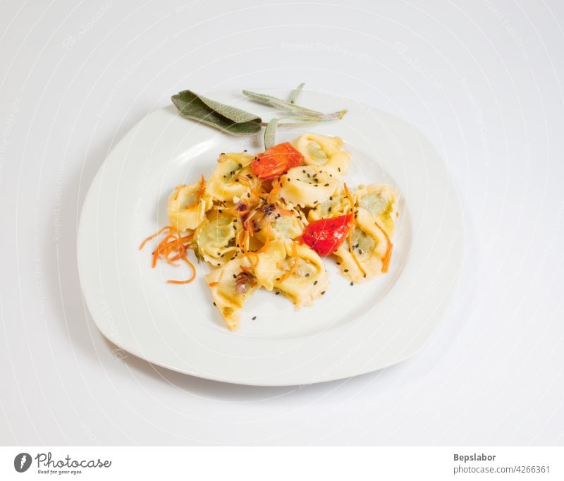 Spinatravioli mit Butter und Salbei Mediterrane Küche Bolognese botanisch Botanik Kohlenhydrate Essen zubereiten kulinarisch lecker Teigwaren essen gefüllt