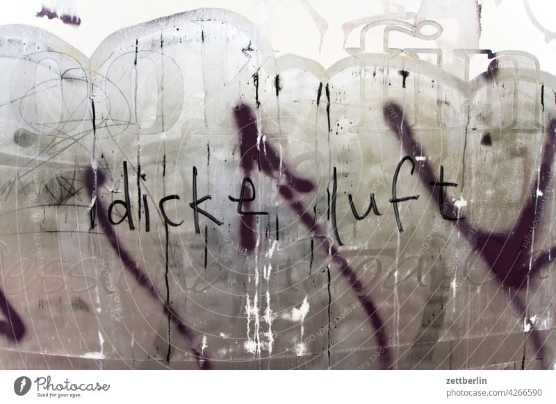 Dicke Luft aussage botschaft dicke luft farbe gesprayt grafitti grafitto illustration kunst mauer message nachricht parole politik sachbeschädigung schrift