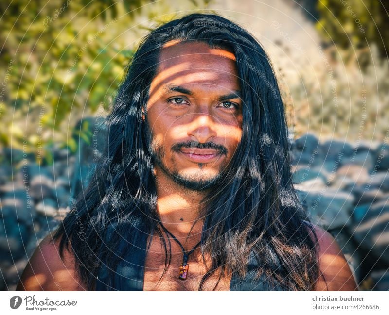 portraits eines jungen Mannes mit langen haaren mann lange haare licht schatten intensiv Lateinamerika mexico mexikaner nativ tribal natur natuerlich kuenstler
