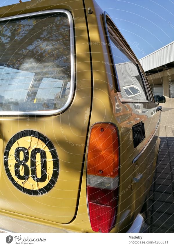 Volvo Kombi der Sechzigerjahre mit farblich passendem Aufkleber auf der Heckklappe in Lemgo bei Detmold in Ostwestfalen-Lippe Fünftürer Violvo 144 Transport