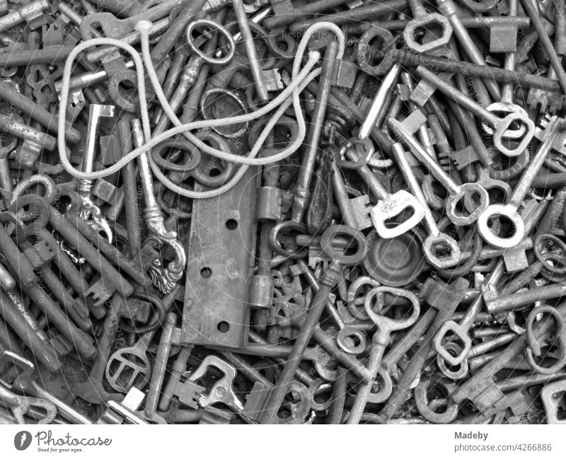 Alte Schlüssel und Beschläge aus Eisen vor einem Antiquitätenladen in Bursa  in der Türkei, fotografiert in klassischem Schwarzweiß - ein lizenzfreies  Stock Foto von Photocase