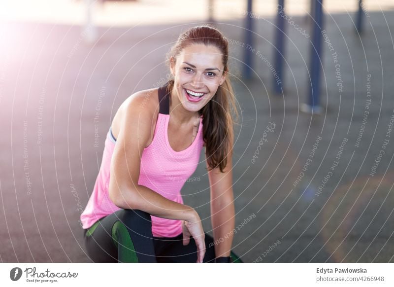 Sportliche junge Frau in einer städtischen Umgebung Energie trainiert. Fitness Aktivität Vitalität Körper Turnkleidung Training anstrengen beweglich