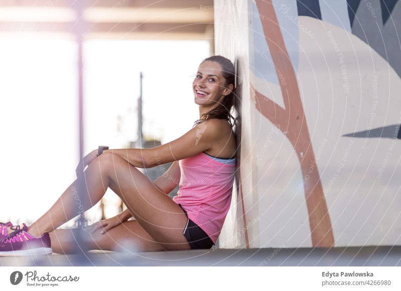 Sportliche junge Frau in einer städtischen Umgebung Energie trainiert. Fitness Aktivität Vitalität Körper Turnkleidung Training anstrengen beweglich