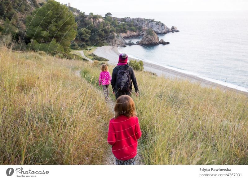 Familie beim Spaziergang am andalusischen Strand im Winter, Cala del Cañuelo, Spanien Mädchen Frau jung Menschen schön drei Personen Kinder Mutter Lifestyle