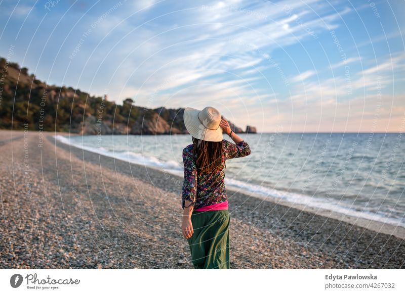 Junge Frau, die am Strand spazieren geht, Cala del Cañuelo, Andalusien, Spanien Mädchen jung Menschen schön blau eine Person Glück Schönheit