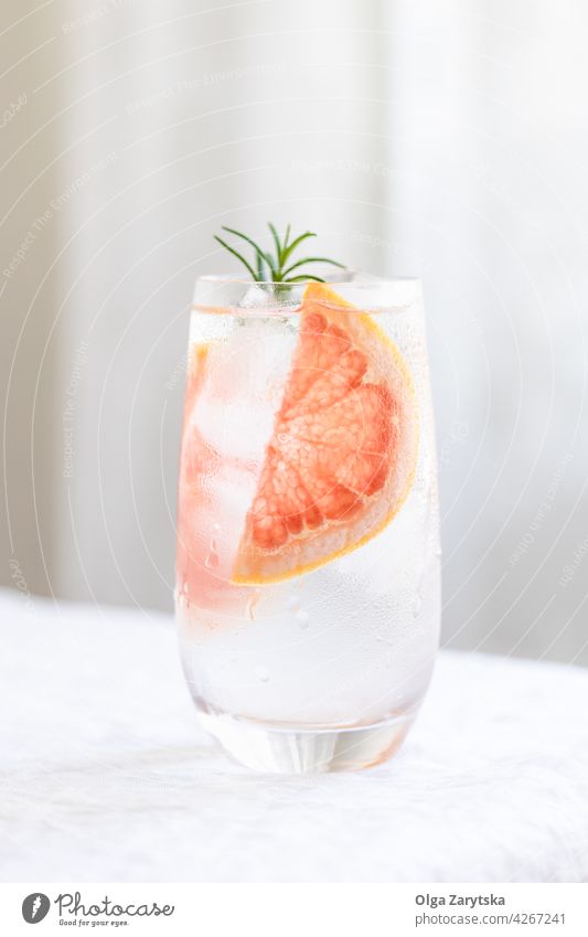 Kaltes Wasser mit Grapefruit. trinken kalt Limonade Eis Rosmarin Sommer Glas Erfrischung Zitrusfrüchte Schweiß Getränk sehr wenige Cocktail Hintergrund cool