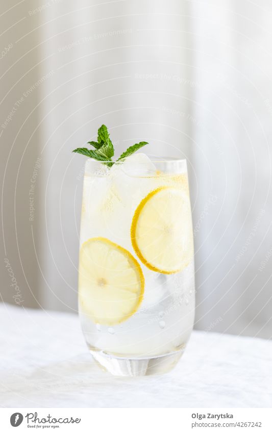 Kaltes Zitruswasser. trinken kalt Limonade Wasser Eis Minze Zitrone Sommer Glas Erfrischung Zitrusfrüchte Schweiß Getränk Tisch sehr wenige Cocktail Hintergrund