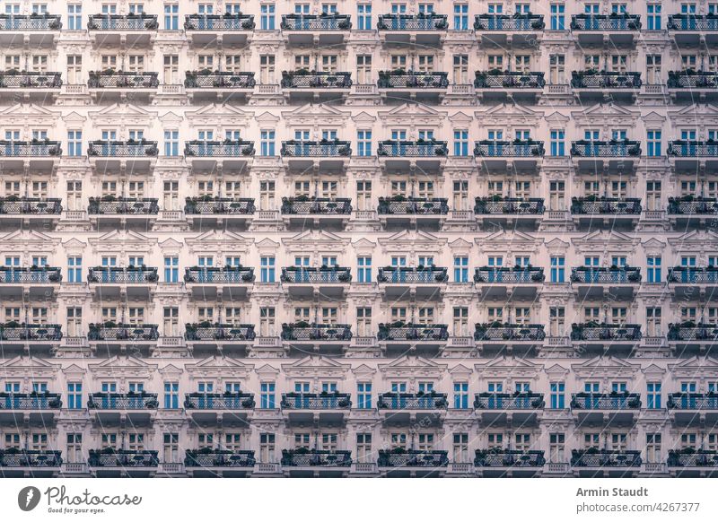 architektonisches Muster eines alten Berliner Luxuswohnhauses mit verzierten Balkonen und Stuck luxuriöses Architektur Haus Fassade historisch angeblättert