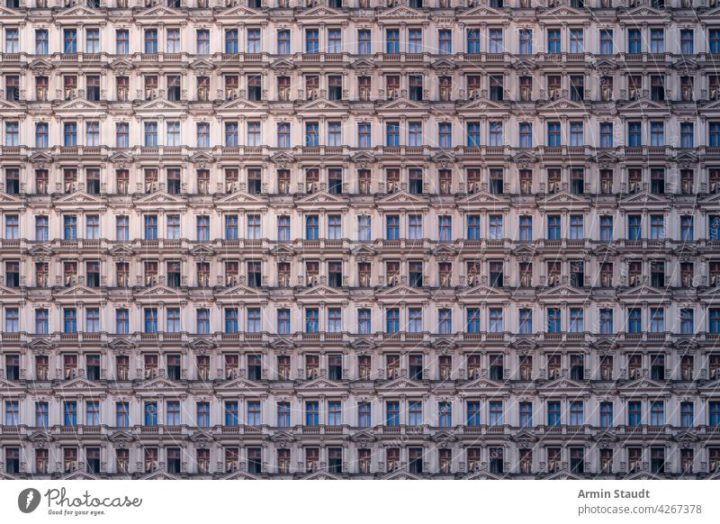 Architekturmuster eines alten Berliner Luxuswohnhauses mit Stuck luxuriöses Muster Haus Fassade historisch verwittert Spalte Ständer übergangslos Wiederholung
