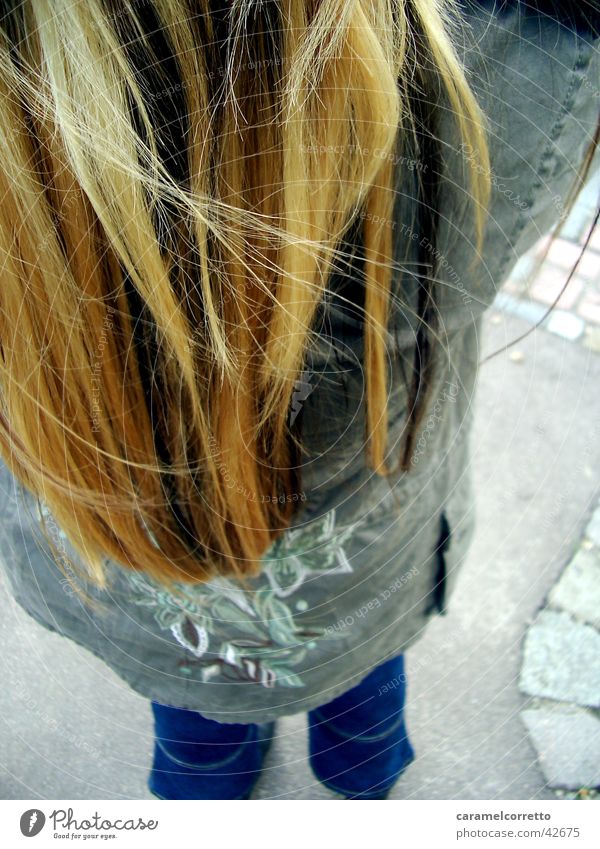 die_uschi Vogelperspektive blond langhaarig Frau Rückansicht Haare & Frisuren Jeanshose grüne Jacke Rücken stehen