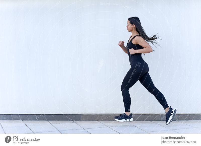 Junge Frau mit fit Körper läuft in Sportkleidung jung passen springend rennen Model Sportbekleidung trainiert. Athlet Übung Fitness Training Läufer horizontal