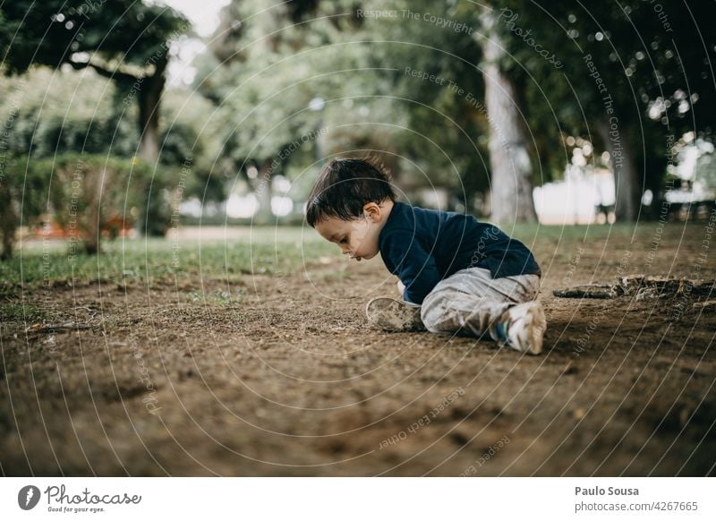 Kind spielt im Park 1-3 Jahre Kaukasier Neugier erkunden authentisch Natur Glück Lifestyle Fröhlichkeit Kindheit Freude Farbfoto niedlich Leben Gefühle