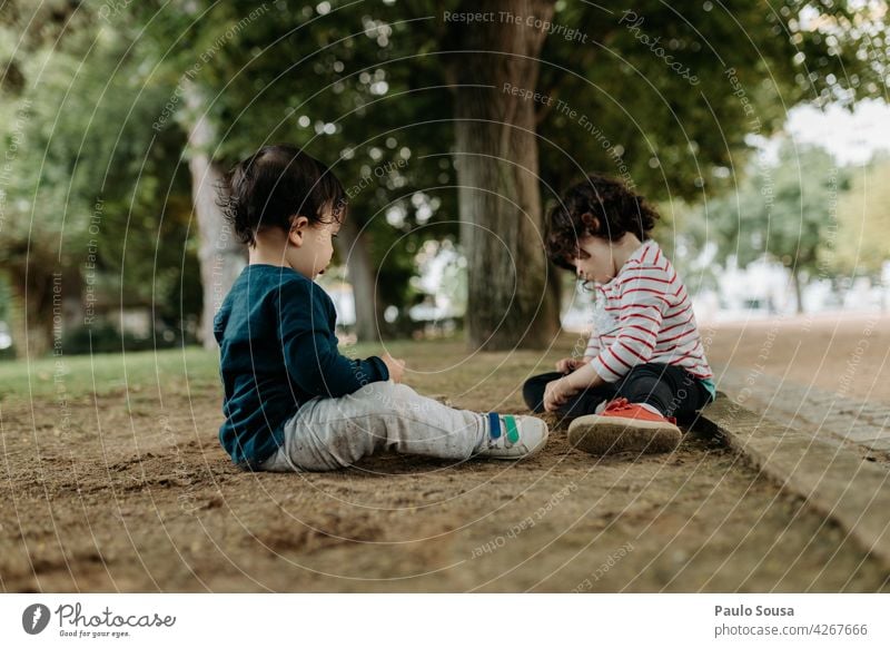 Bruder und Schwester spielen im Freien Geschwister Park Spielen Tag Zusammensein Kind Kindheit Freude Farbfoto Mensch Außenaufnahme Freundschaft 2 Mädchen