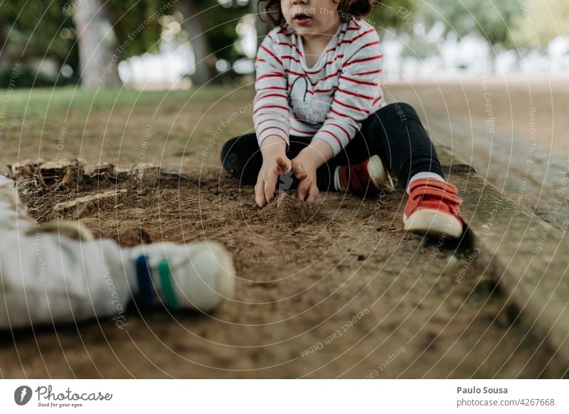 Kind spielt im Park Boden Schlamm dreckig Spielen Kindheit 1-3 Jahre Mensch Farbfoto Kleinkind Außenaufnahme mehrfarbig Tag Fröhlichkeit Freizeit & Hobby