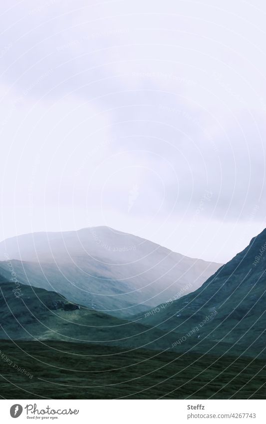 Sehnsucht nach Schottland schottisch Hügel Nebellandschaft nordisch Norden sehnsuchtsvoll geheimnisvoll mystisch karg poetisch neblig Stille still ruhig
