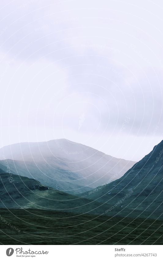 Sehnsucht nach Schottland schottisch schottische Landschaft Stimmungsbild Hügel Nebellandschaft sehnsuchtsvoll geheimnisvoll mystisch karg poetisch neblig