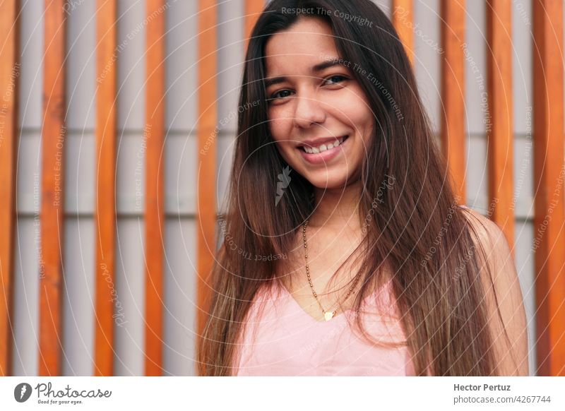Nahaufnahme Porträt einer schönen jungen Latina lächelnd und Blick in die Kamera. Menschen Lächeln Frau Mädchen Fotokamera hispanisch lateinamerikanisch