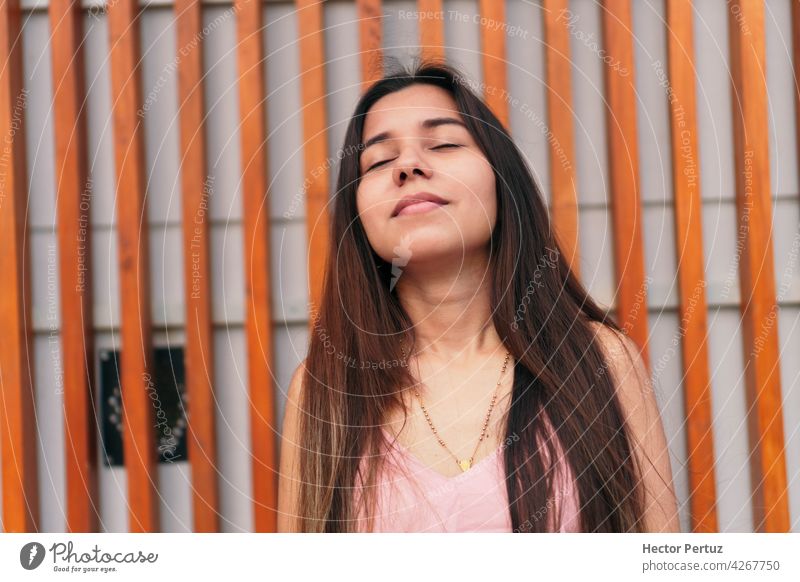 Junge schöne Frau mit ihren Augen auf der Straße geschlossen Porträt jung Erwachsener lässig lateinamerikanisch Amerikaner brünett hispanisch Menschen Glück
