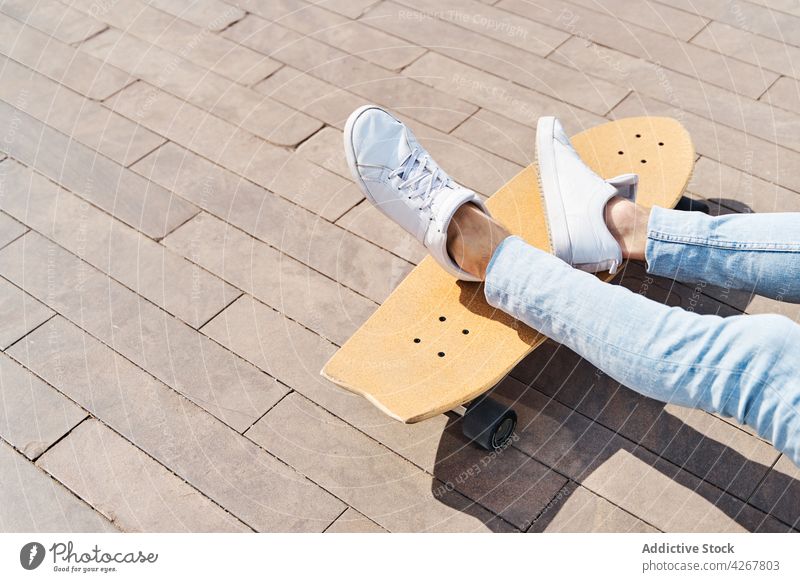 Männlicher Skateboarder im Park im Sonnenlicht Mann Kälte Hobby Freizeit Sport Zeitvertreib urban cool männlich sich[Akk] entspannen Aktivität Turnschuh lässig