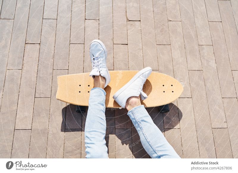 Männlicher Skateboarder im Park im Sonnenlicht Mann Kälte Hobby Freizeit Sport Zeitvertreib urban cool männlich sich[Akk] entspannen Aktivität Turnschuh lässig