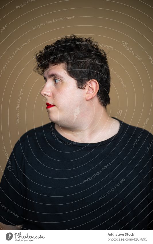 Androgyner Mann in Übergröße mit roten Lippen alternativ feminin Identität androgyn exzentrisch rote Lippen akzeptieren queer Transgender männlich Geschlecht