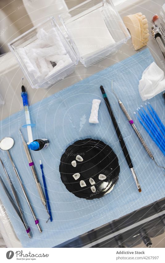 Gefäß mit Zähnen zwischen zahnärztlichen Instrumenten in der Klinik kieferorthopädisch dental Werkzeug mündlich Karies medizinisch sortiert Tisch Glas Kiefer