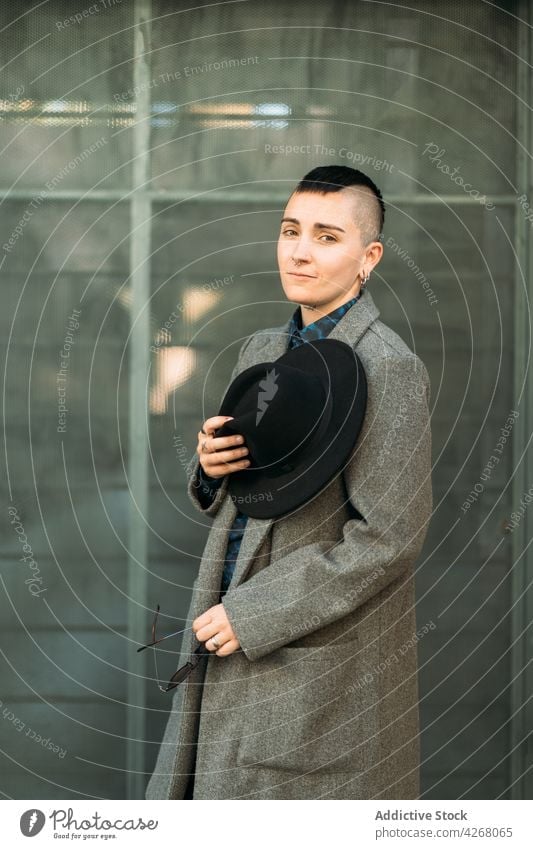 Queer in stilvoller Oberbekleidung im Freien stehend Transgender Person Stil Mode Individualität Sonnenbrille akzeptieren Identität Tattoo Porträt queer