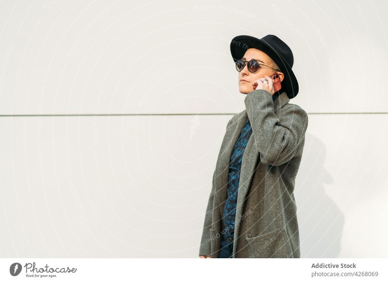 Queer spricht auf Smartphone auf weißem Hintergrund queer reden Stil Mode Sonnenbrille Individualität Geschlecht akzeptieren benutzend Apparatur Gerät modern