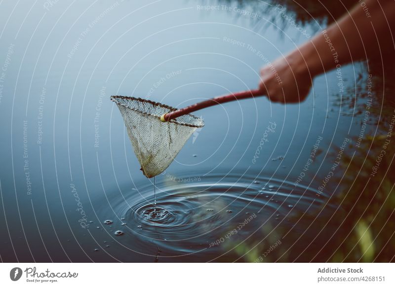 Person mit Schaufelnetz beim Fischfang im Fluss fangen Netz Natur Wochenende Zeitvertreib Rippeln Prozess Wasser aqua rein wellig Schöpfnetz freie Zeit strömen