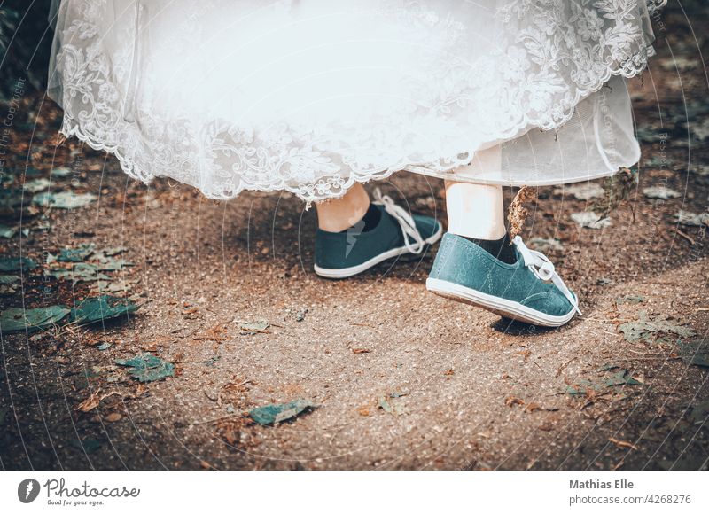 Brautkleid mit Sneakers Außenaufnahme Romantik Detailaufnahme Hochzeitstag (Jahrestag) Liebe Photo-Shooting Interesse Optimismus Lebensfreude rebellisch positiv
