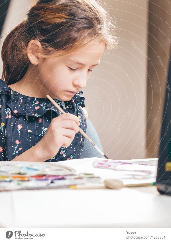 Niedlich schönes Mädchen zeichnet mit Farben. Ideen für Aktivitäten mit Kindern zu Hause. Vertikale Aufnahme niedlich Schule Sitzen Tisch Zeichnung Studien