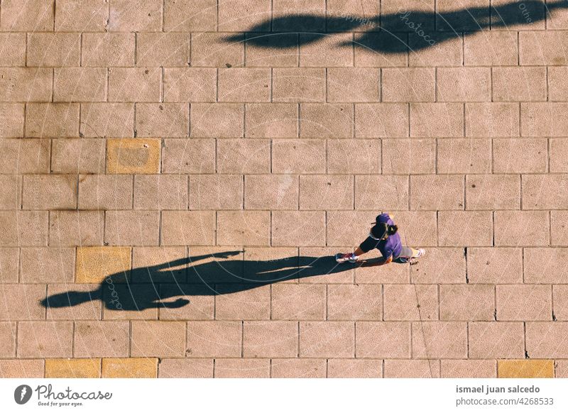 Frau auf der Straße in Bilbao, Spanien Tourist Tourismus Person Menschen menschlich Fußgänger Schatten Silhouette Boden im Freien Großstadt urban Stadtleben