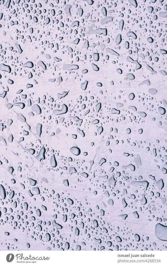 Regentropfen auf der metallischen Oberfläche abstrakter Hintergrund Tropfen regnerisch Wasser nass Stock Metall aqua Boden Muster texturiert Farben Hintergründe