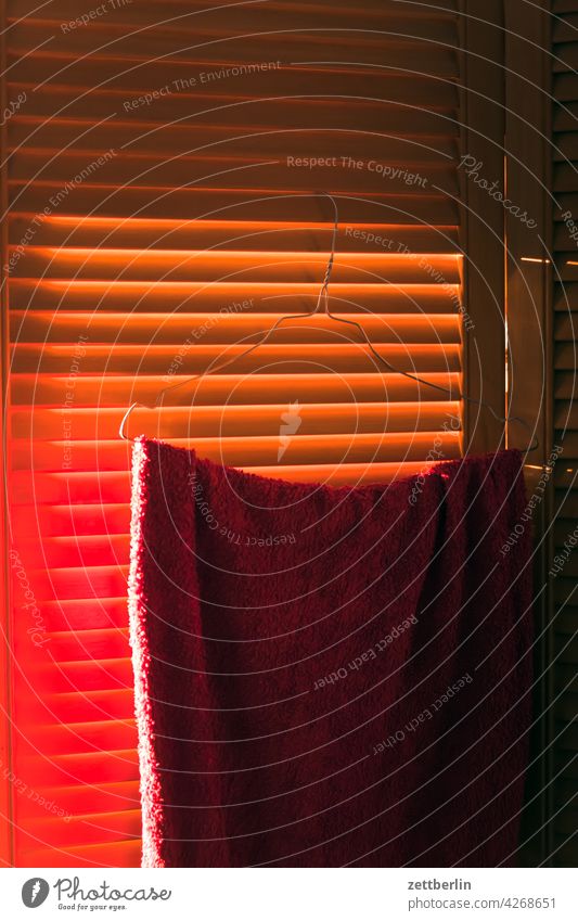 Lamellentür mit rotem Handtuch bügel große wäsche handtuch kleine wäsche lamellen lamellenschrank licht schatten trocknen